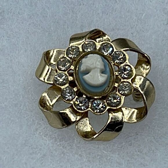 Vintage Jewelry - Vintage Cameo rhinestone framed brooch.